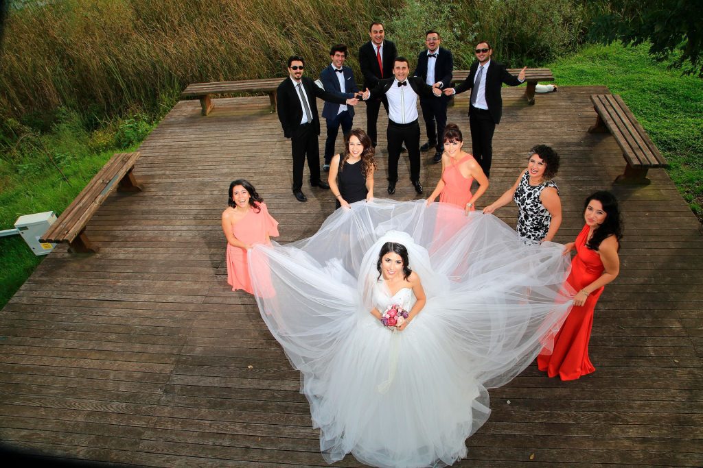 amigos en una boda junto a los novios